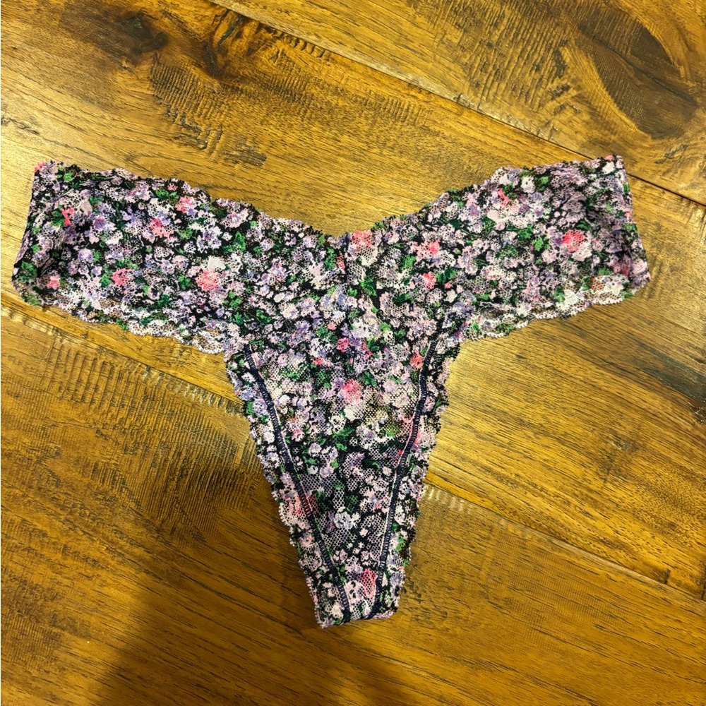 7 Victoria's Secret Thong Panties S NWT